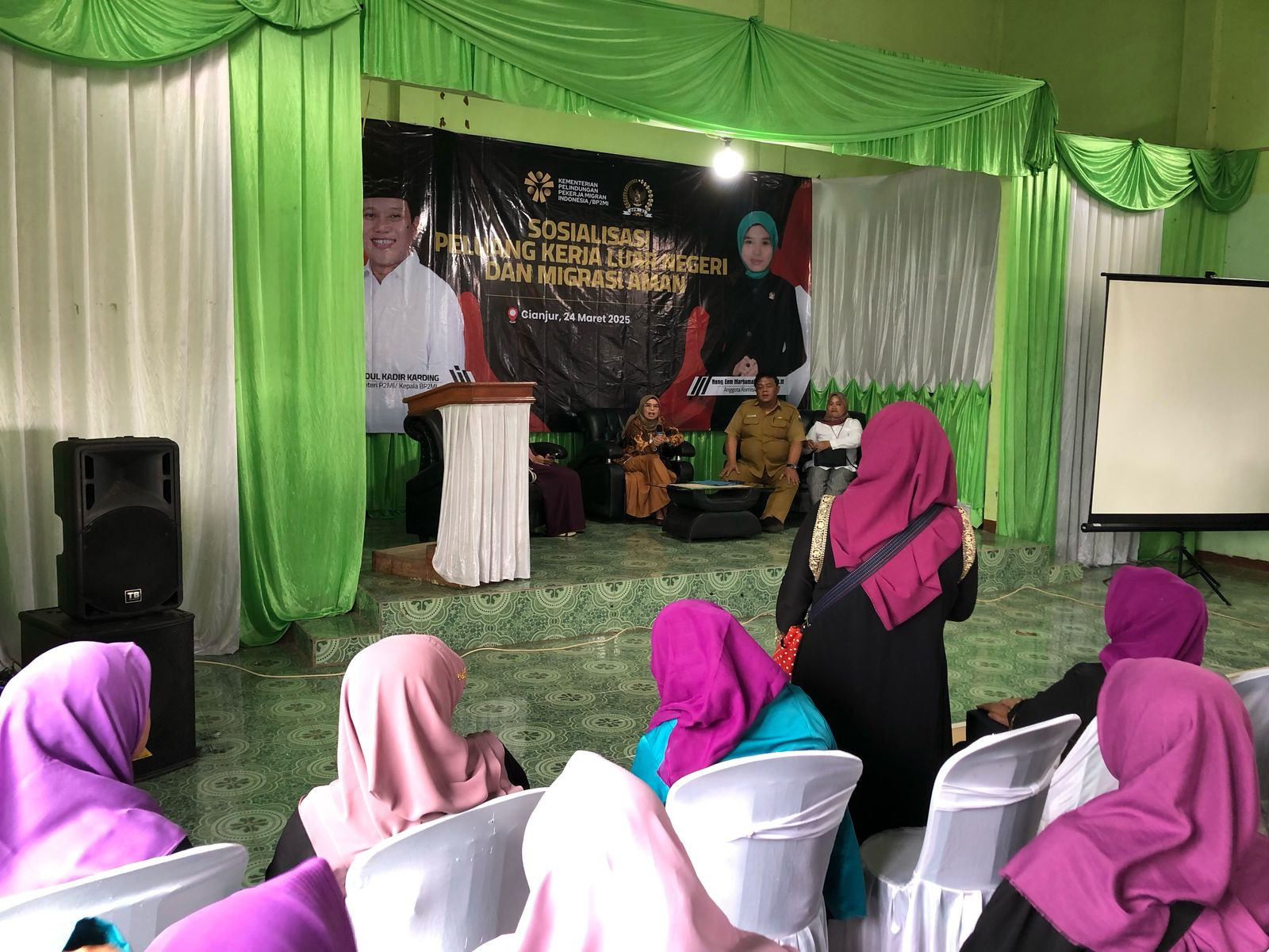 Bersama_Komisi_IX_DPR_RI,_BP3MI_Jawa_Barat.jpg