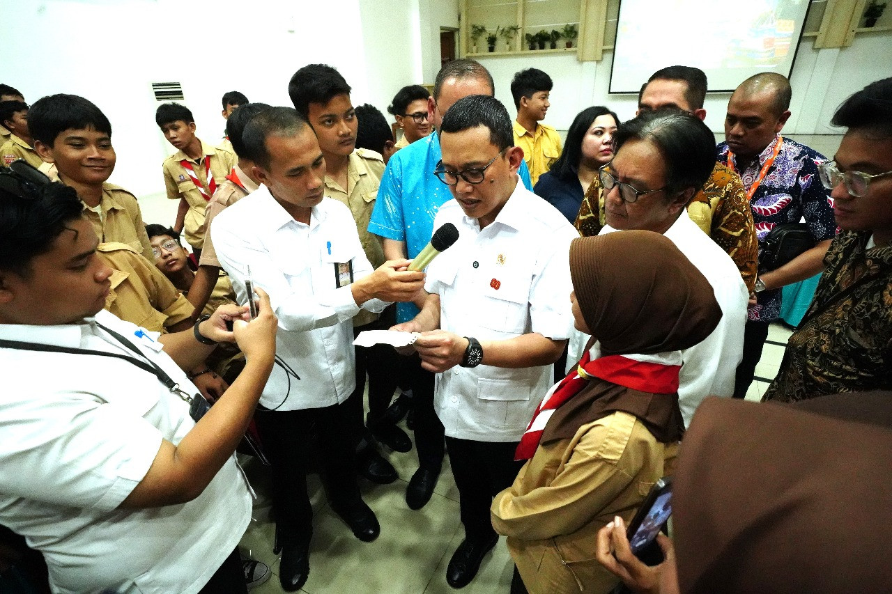Siswi_di_Bekasi_Titip_Surat_Mengharukan_ke_Menteri_Karding.jpg