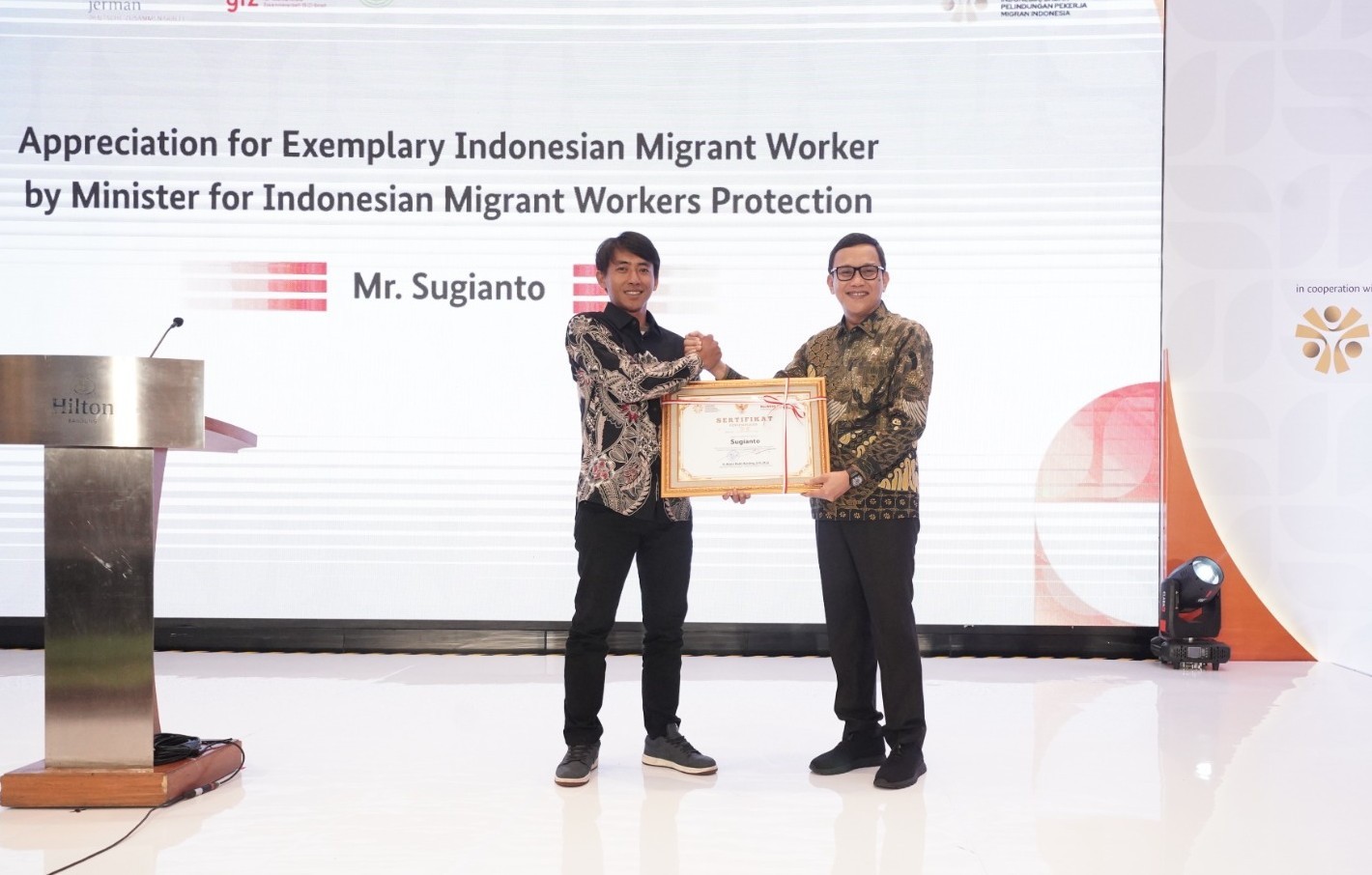 Sugianto_Disambut_Tepuk_Tangan_di_Korea,_Diberi_Penghargaan_oleh_Menteri_Karding.jpg