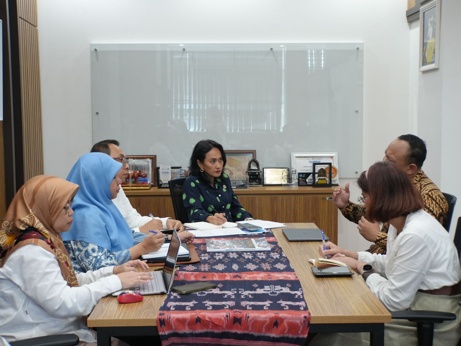 Wamen_Christina-Atnaker_KBRI_Kuwait_Bahas_Strategi_Penempatan.jpg