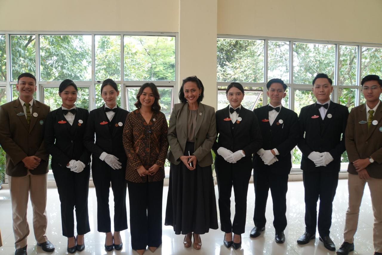Wamen_Christina_Ajak_Mahasiswa_NHI_Bandung_jadi_Pekerja_Migran_Sesuai_Kebutuhan.jpg