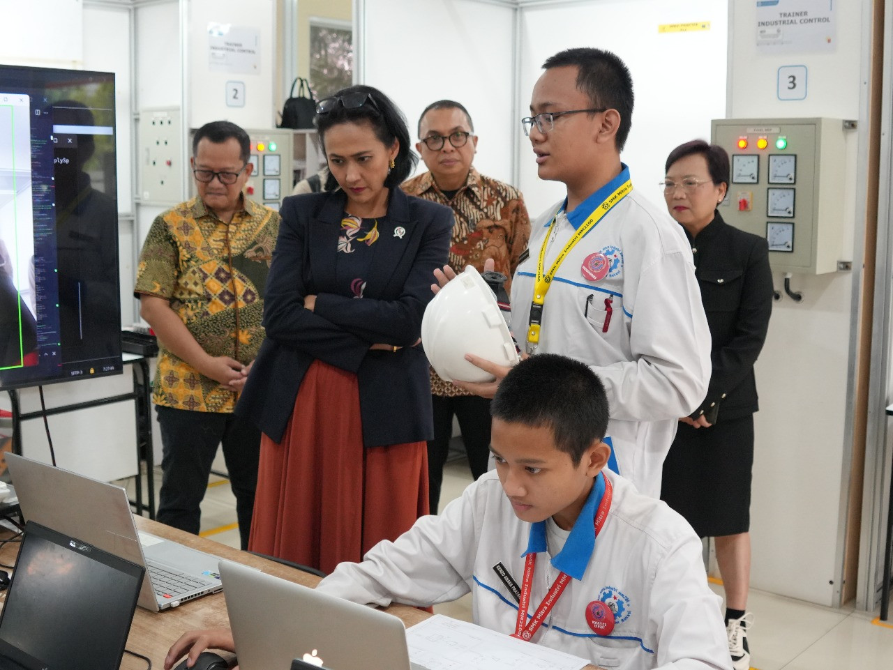 Wamen_Christina_Aryani_Kunjungi_SMK_Mitra_Industri_MM2100_Bekasi.jpg
